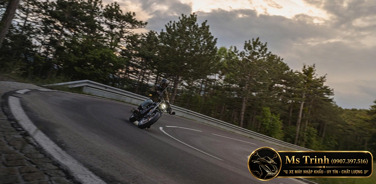 Mô tô CFMoto 450CL-C AMT thể hiện khả năng vận hành linh hoạt khi ôm cua trên cung đường