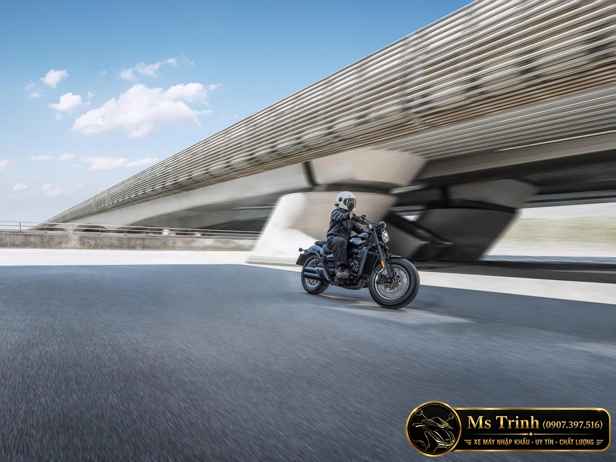 Xe CFMoto 450CL-C AMT vận hành trên đường với phong cách cruiser hiện đại và tư thế lái thoải mái