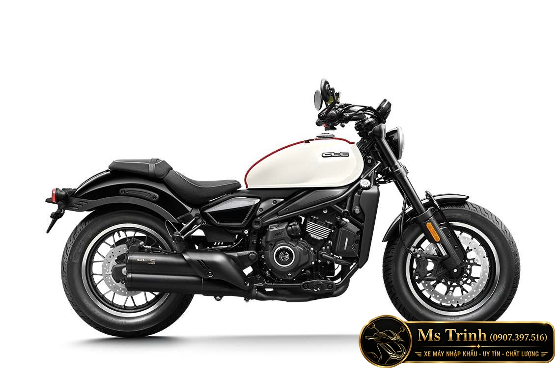 CFMoto 450CL-C AMT màu trắng đen nổi bật với bình xăng tương phản và thiết kế cruiser thấp đặc trưng