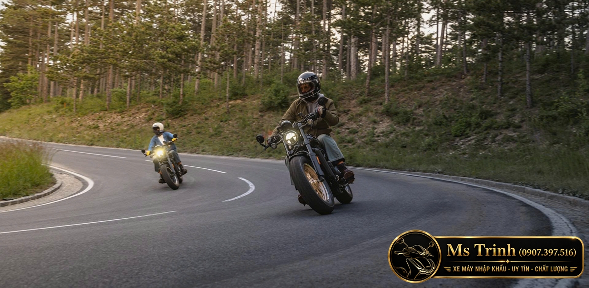 Cruiser CFMoto 450CL-C AMT vận hành trên đường cong với ngoại hình mạnh mẽ và hệ thống AMT tiện dụng