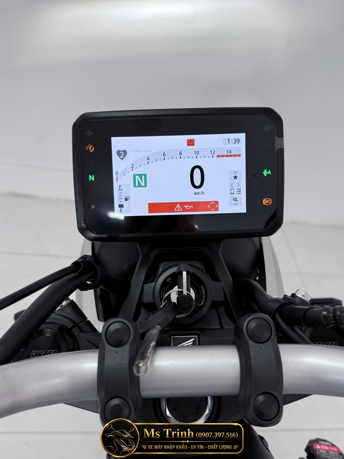 Màn hình Honda CB500SF Super Four 2026 hiển thị thông tin vận hành trực quan và rõ nét.
