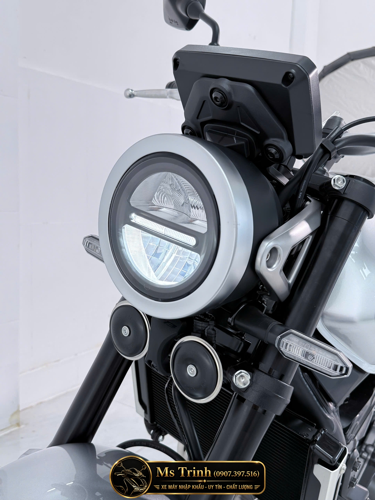 Đèn pha LED tròn tạo điểm nhấn cổ điển nhưng vẫn hiện đại cho Honda CB500SF Super Four 2026