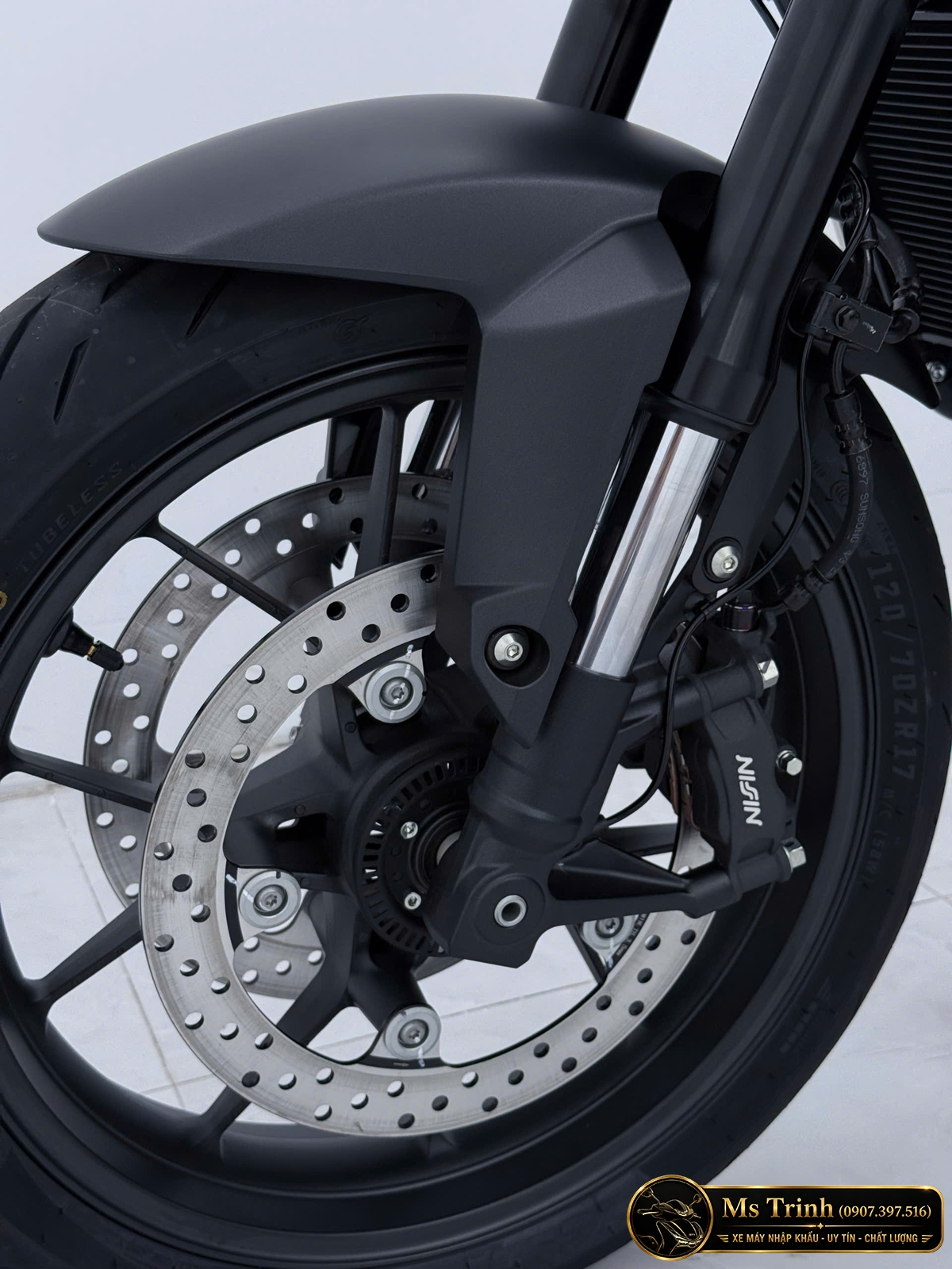 Cận cảnh phanh đĩa kép bánh trước Honda CB500SF với heo phanh Nissin