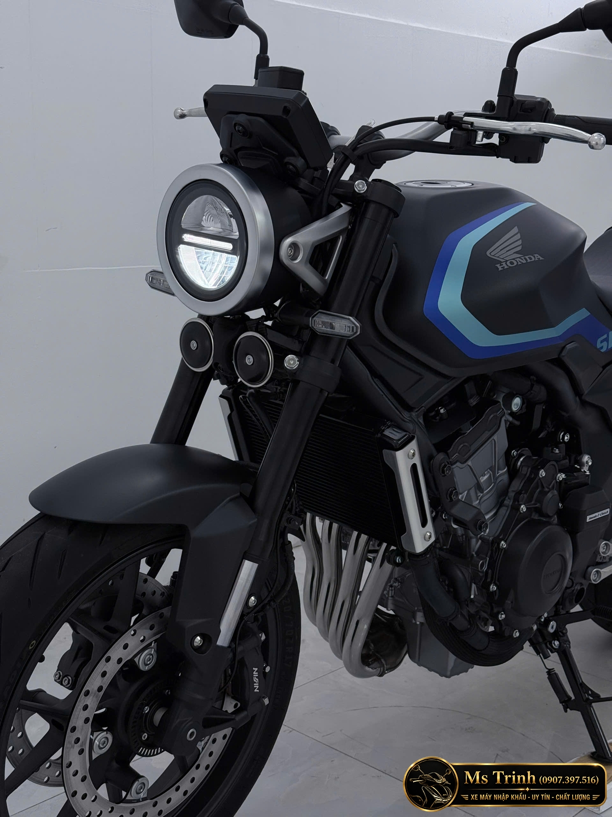 Cụm đèn pha tròn Honda CB500SF kết hợp xi nhan gọn và cặp còi phía trước