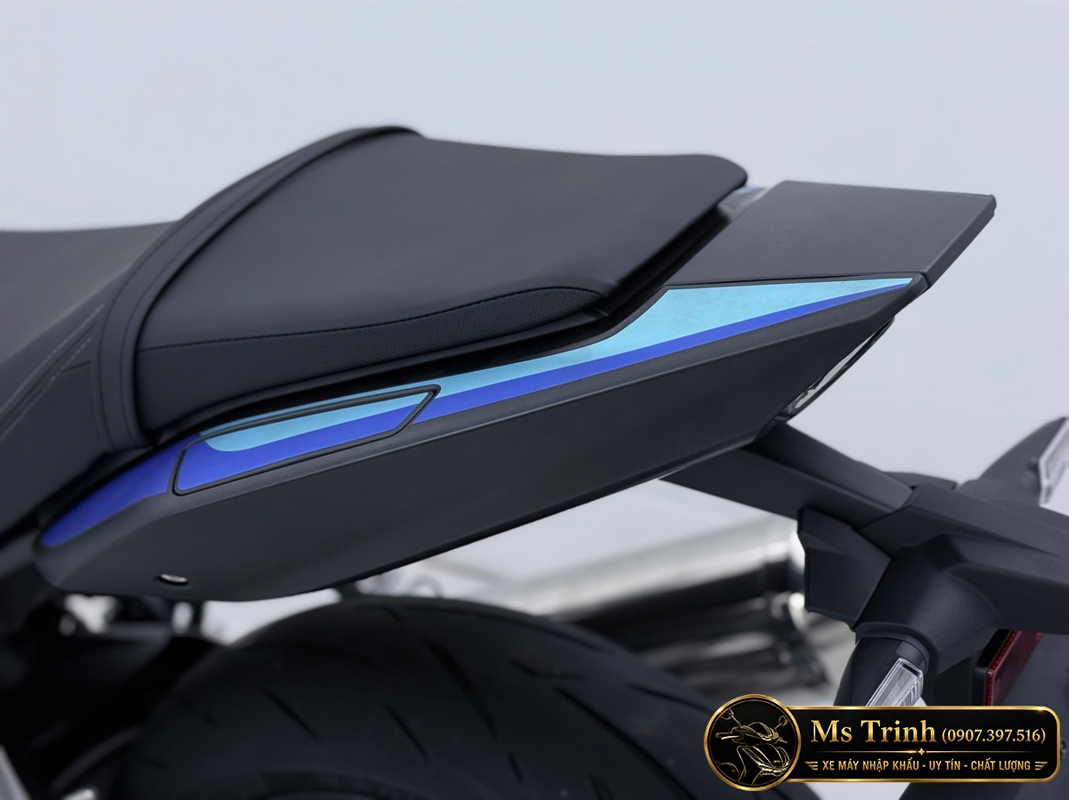 Chi tiết đuôi Honda CB500SF màu đen với dải tem xanh kéo dài hai bên thân xe