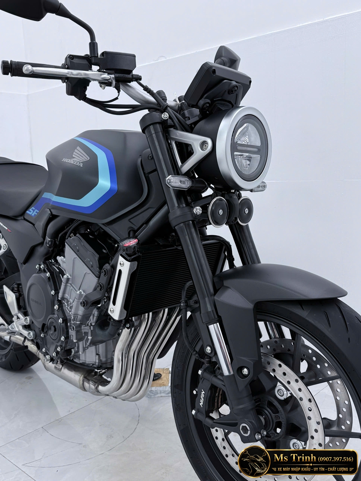 Phần đầu Honda CB500SF màu đen nổi bật đèn pha tròn phuộc trước và phanh Nissin
