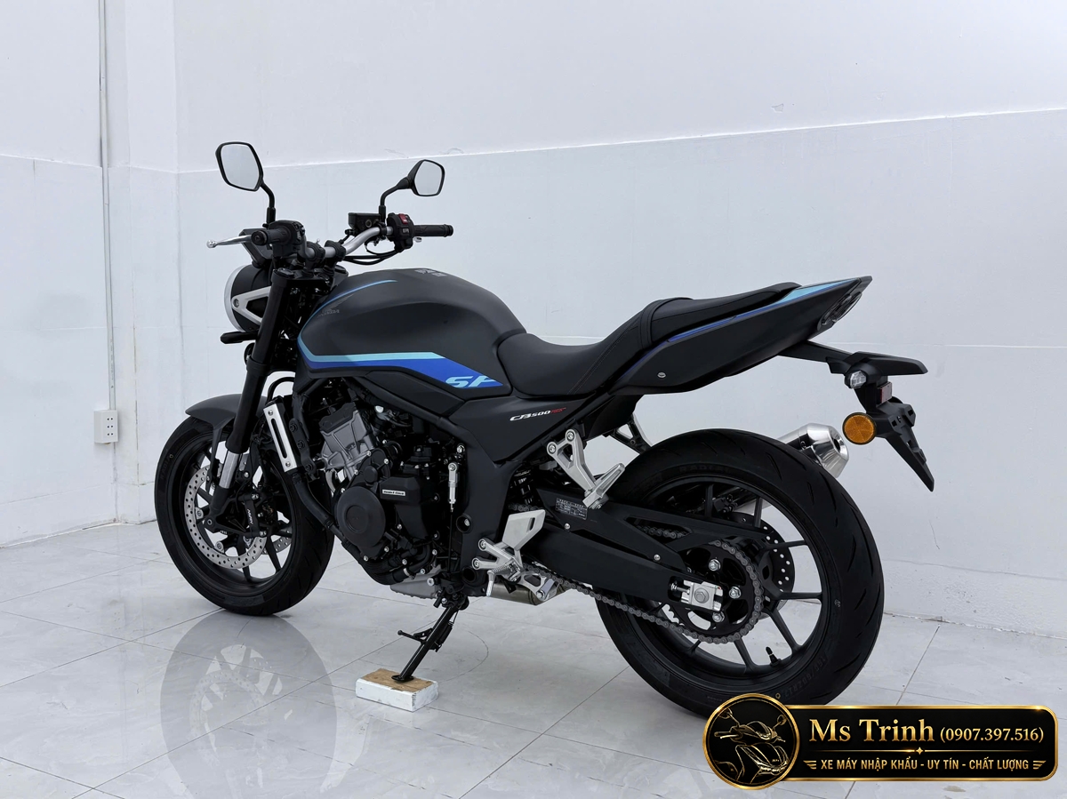 Góc sau Honda CB500SF màu đen khoe đuôi xe vuốt cao cùng bánh sau thể thao