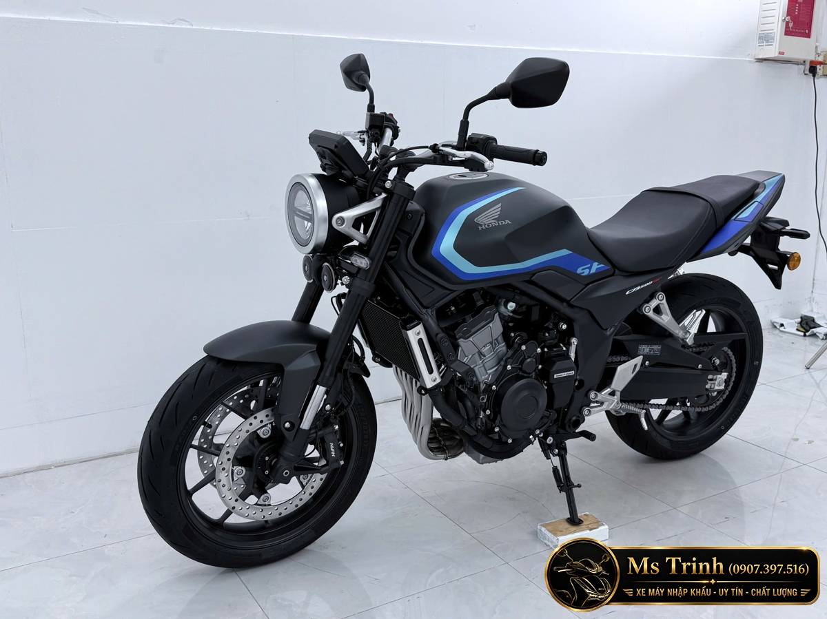 Honda CB500SF màu đen nhìn chéo phía trước với đèn tròn và động cơ lộ thiên