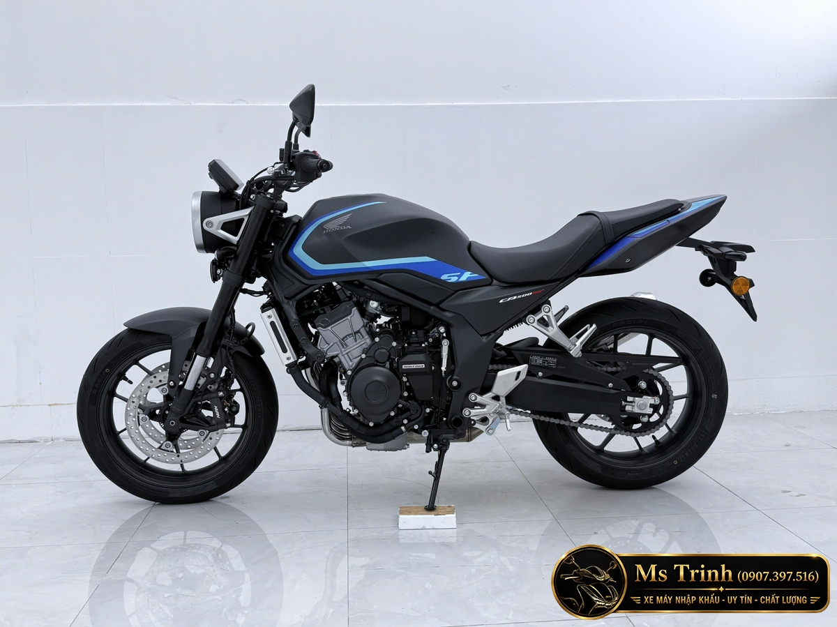Honda CB500SF màu đen nhìn ngang nổi bật tem xanh SF và thiết kế naked bike mạnh mẽ