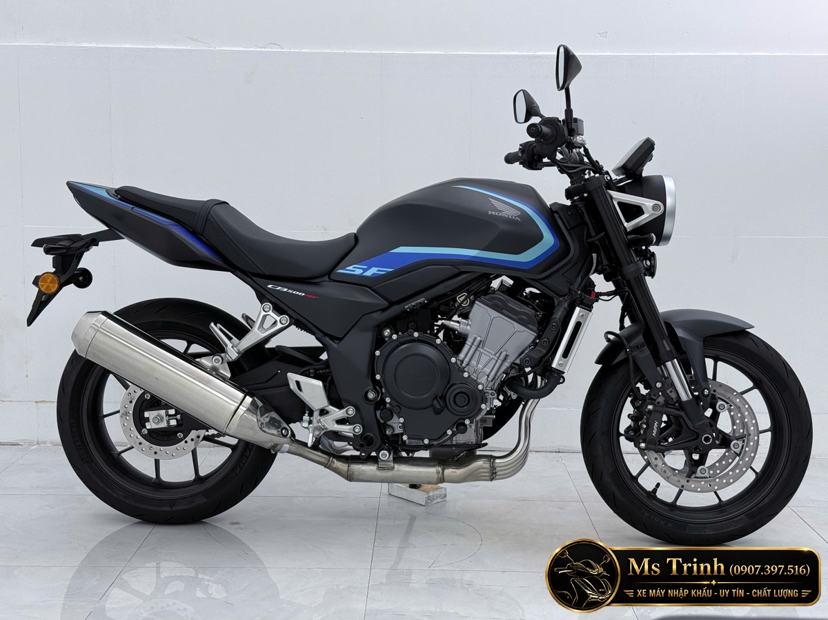 Toàn thân Honda CB500SF màu đen nhìn ngang nổi bật động cơ và ống xả cỡ lớn