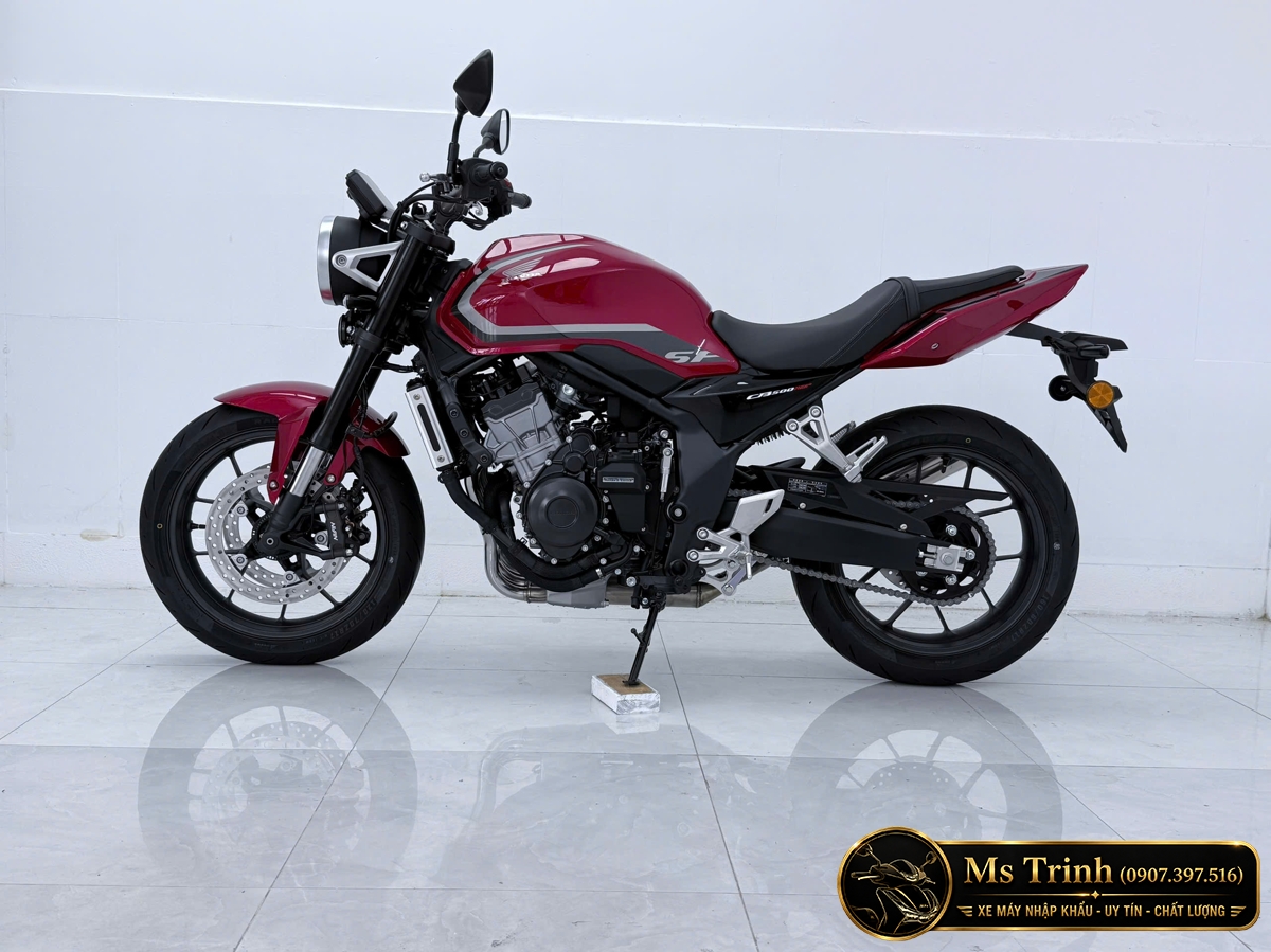 Khu vực tay lái Honda CB500SF với màn hình màu và ghi đông trần phong cách roadster