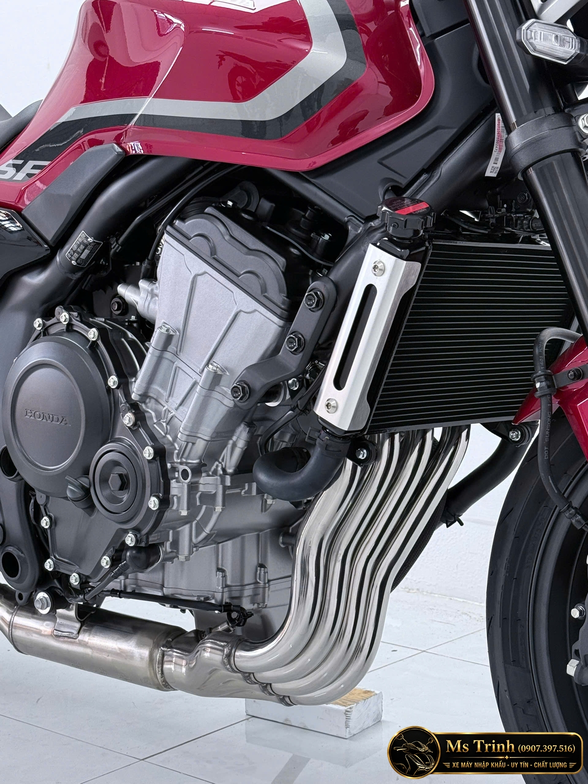 Khối động cơ Honda CB500SF 4 xi-lanh được bố trí gọn gàng giữa bộ khung naked bike