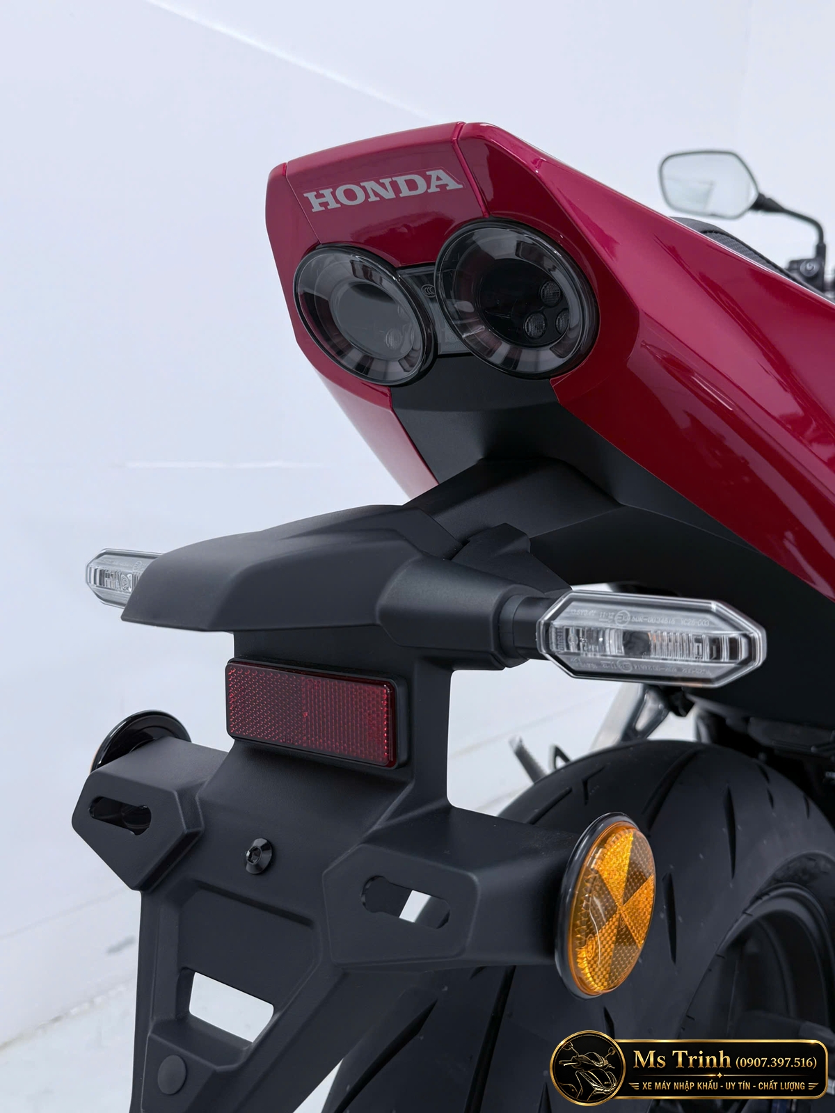 Cận cảnh đèn hậu kép Honda CB500SF với hai vòng sáng đỏ tạo dấu ấn riêng