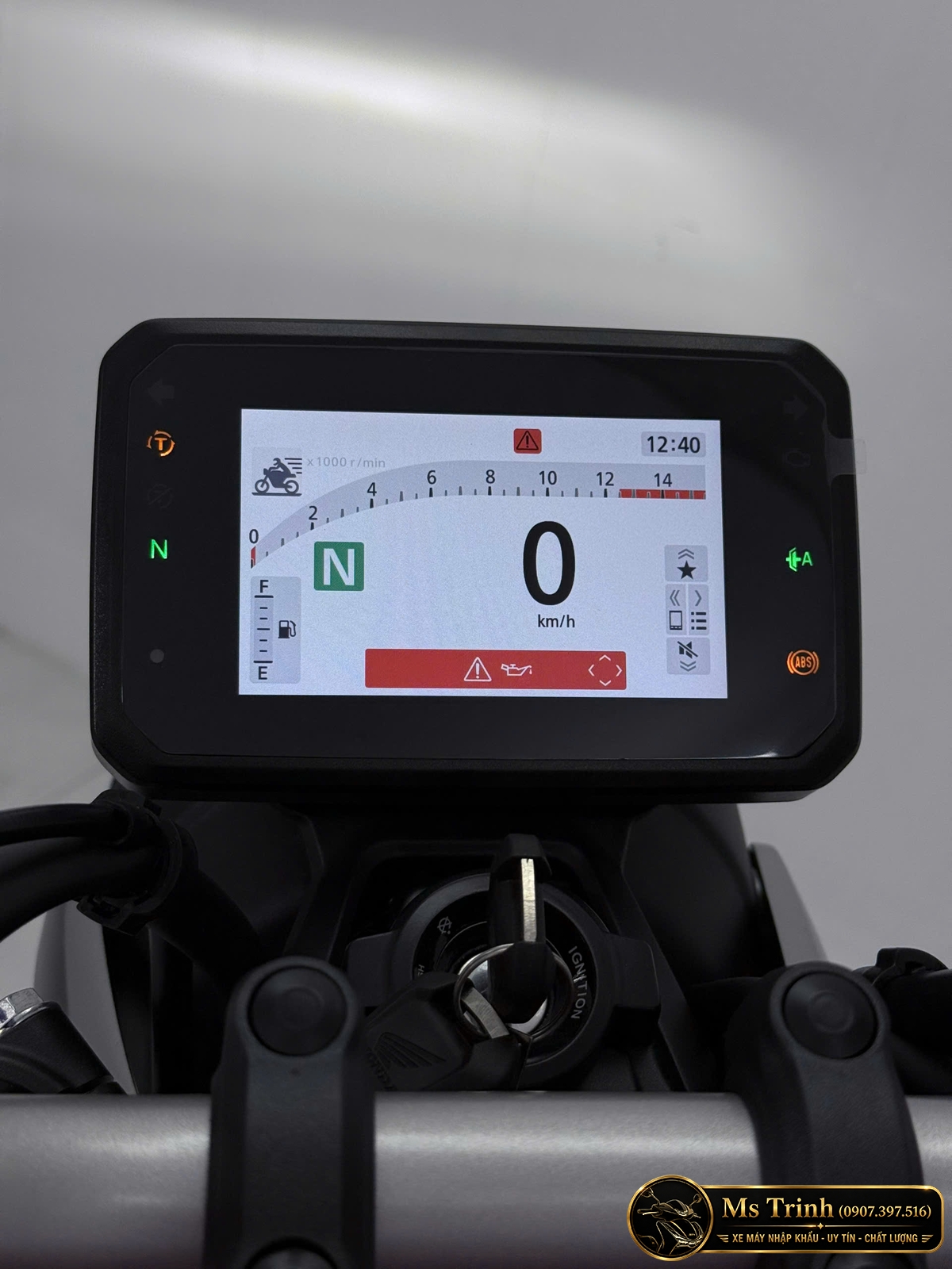 Màn hình màu Honda CB500SF hiển thị tốc độ vòng tua cấp số và thông tin vận hành