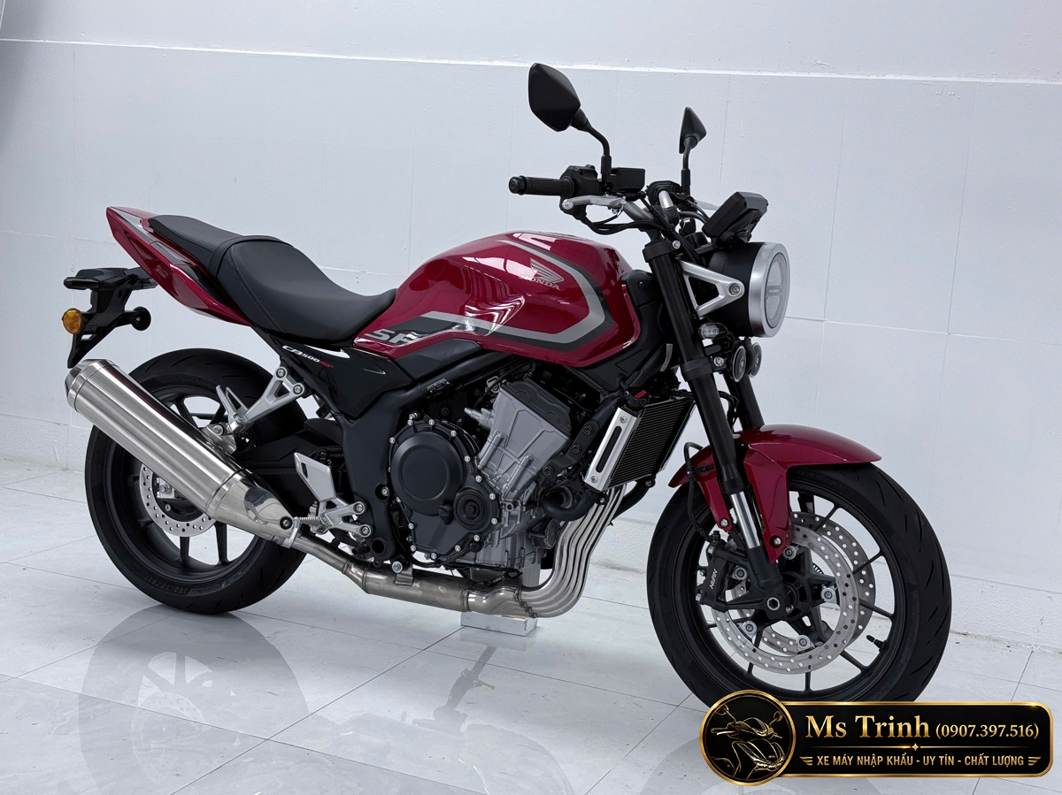 Tem SF trên Honda CB500 Super Four màu đỏ tạo điểm nhấn nổi bật bên hông bình xăng
