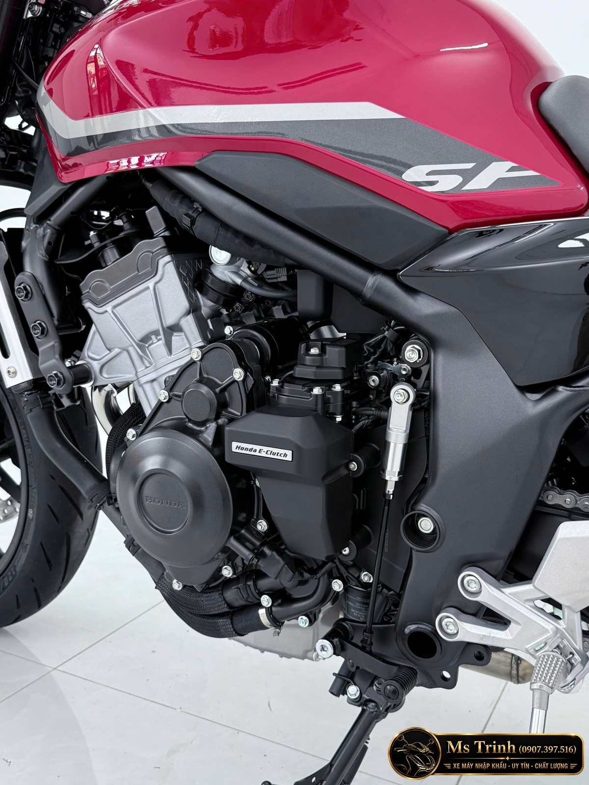 Động cơ E-Clutch của CB500SF màu đỏ cá tính