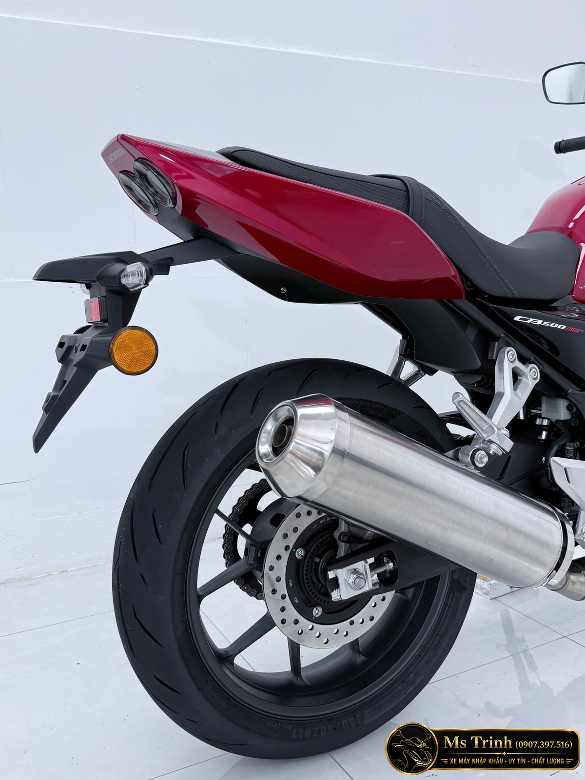 Ống xả Honda CB500SF kiểu dáng dài với bề mặt kim loại nổi bật bên thân xe
