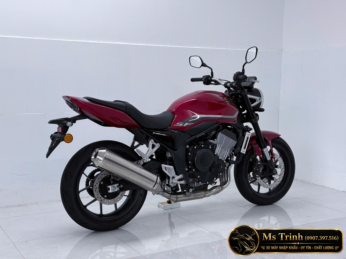Góc nghiêng Honda CB500SF màu đỏ khoe bình xăng cơ bắp cùng kiểu dáng Super Four đặc trưng