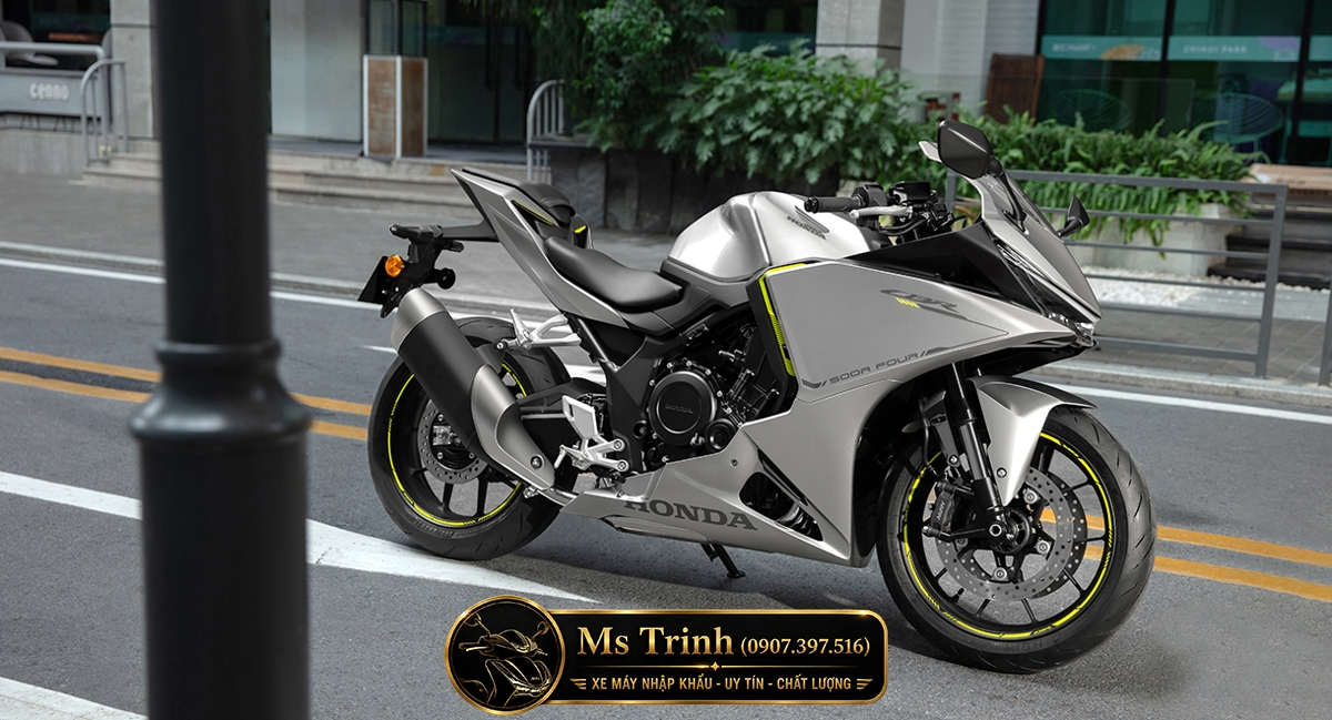 Honda CBR500R FOUR màu xám bạc nổi bật khi xuất hiện trên đường phố hiện đại.