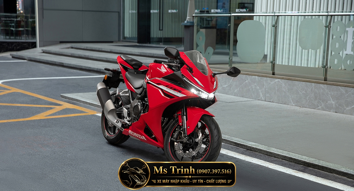 Góc nhìn tổng thể giúp làm nổi bật thiết kế thể thao của Honda CBR500R FOUR.