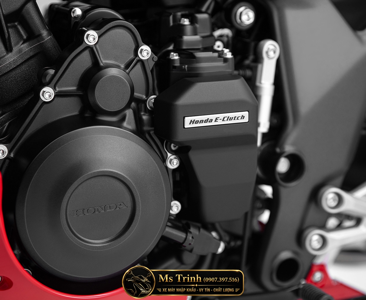 Hệ thống Honda E-Clutch thế hệ mới hỗ trợ sang số mượt mà và thuận tiện hơn.