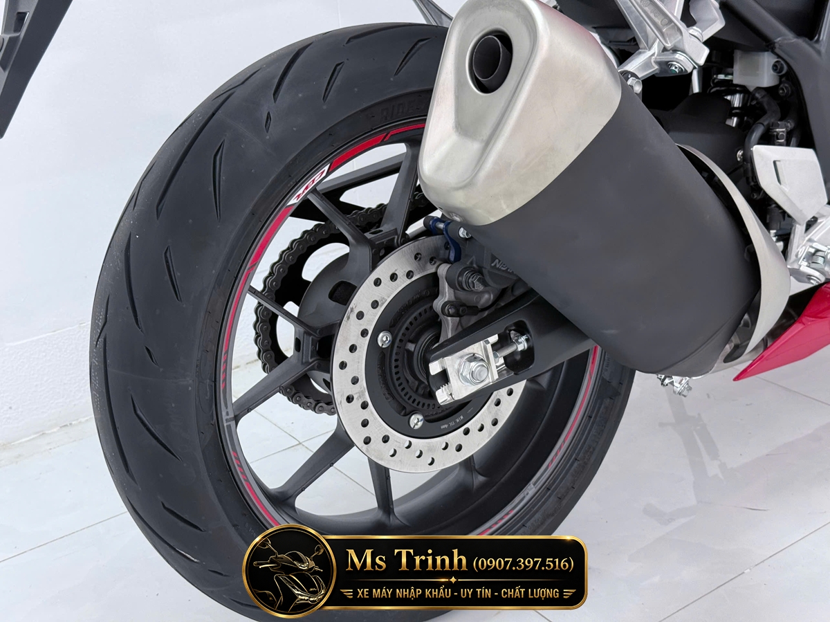 Góc hông phải Honda CBR500R Four màu đỏ với kiểu dáng sportbike hiện đại và sắc sảo.