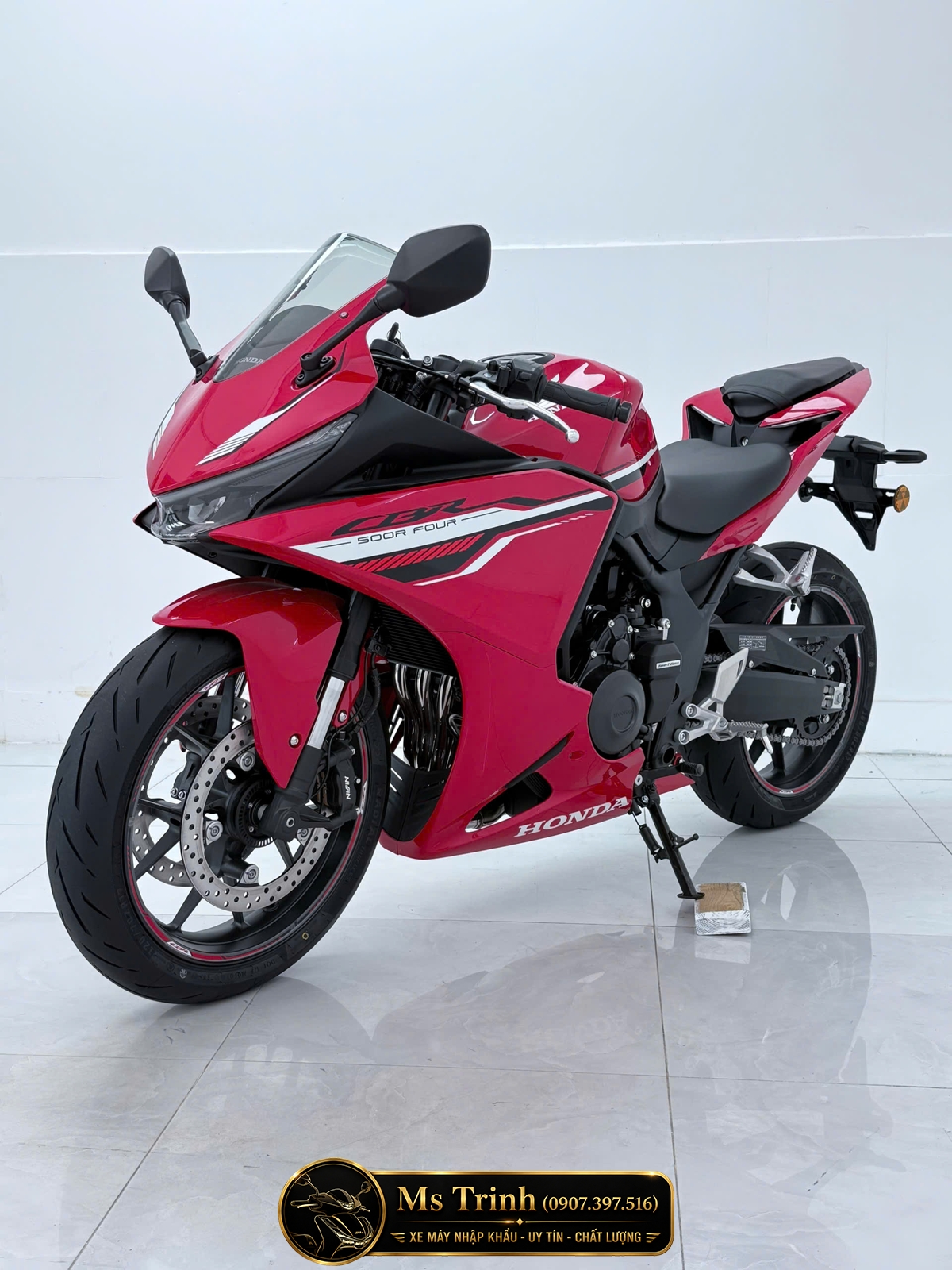 Góc hông trái Honda CBR500R Four màu đỏ làm nổi bật động cơ và bộ tem thể thao.