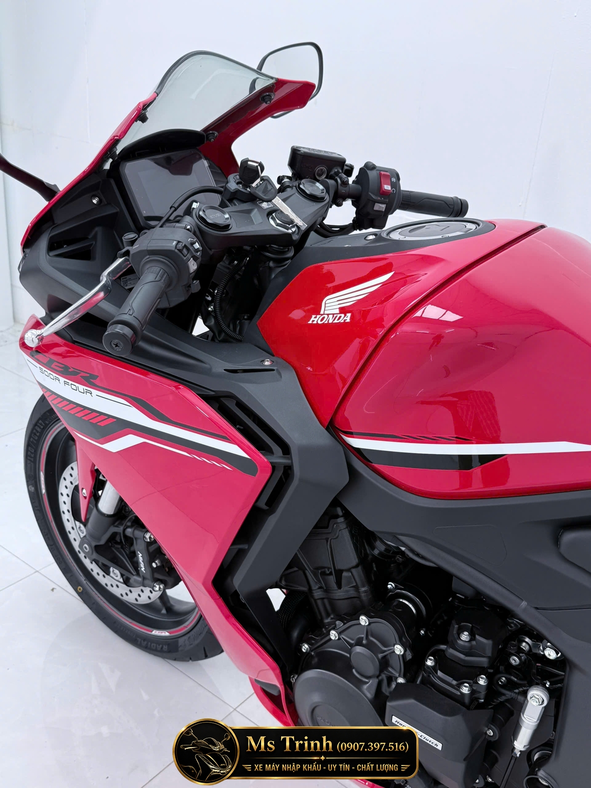 Honda CBR500R Four 2026 nhìn nghiêng trái làm nổi bật bình xăng lớn và dáng ngồi thể thao