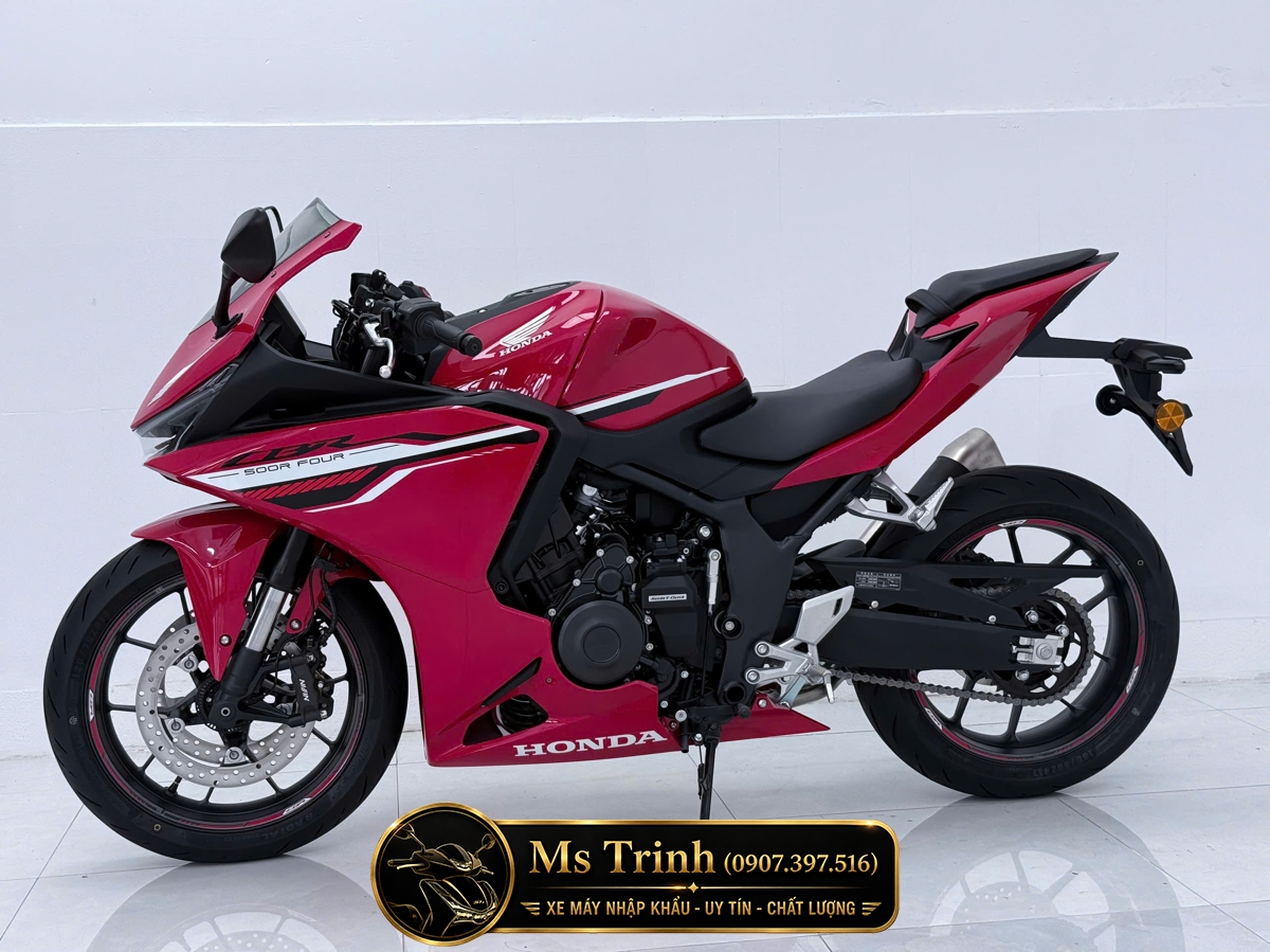Cận cảnh dàn áo Honda CBR500R Four màu đỏ cùng khe gió và động cơ hoàn thiện.