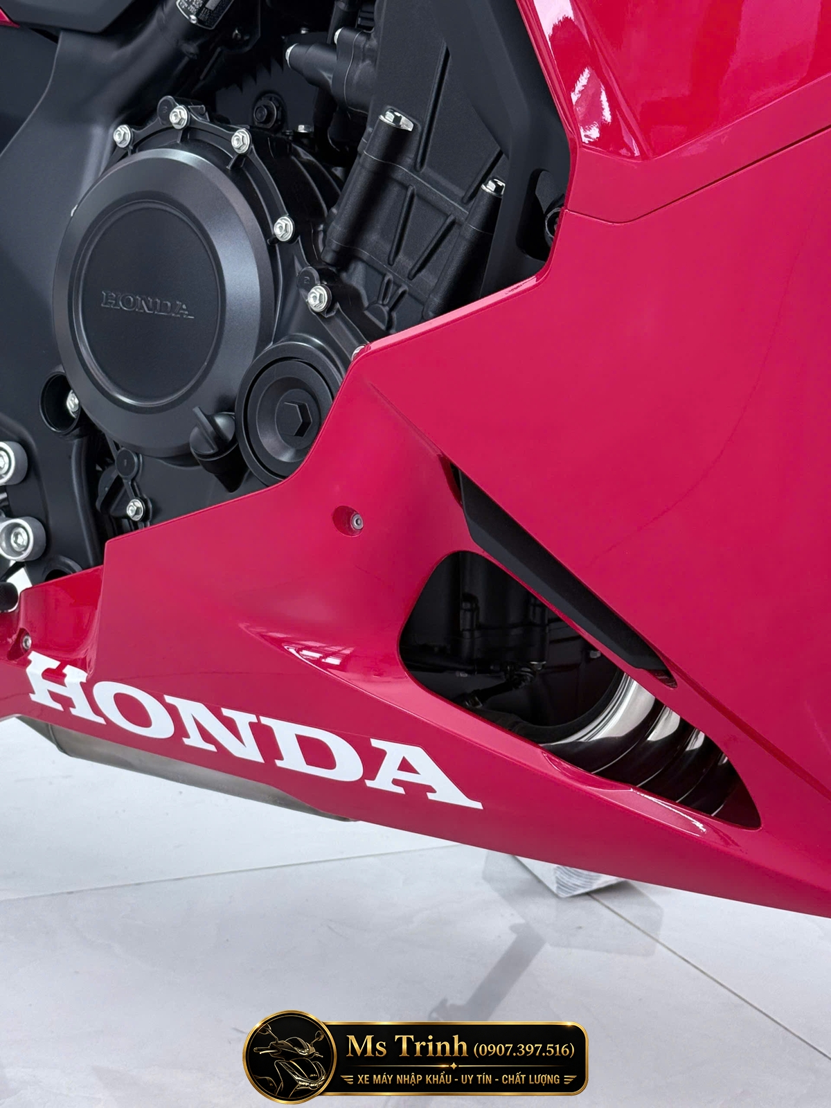 Góc hông trái Honda CBR500R Four màu đỏ làm nổi bật động cơ và bộ tem thể thao.
