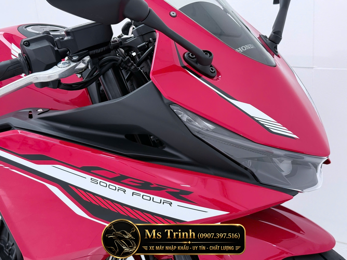 Đầu xe Honda CBR500R Four 2026 màu đỏ nổi bật với đèn LED đôi và kính chắn gió thể thao