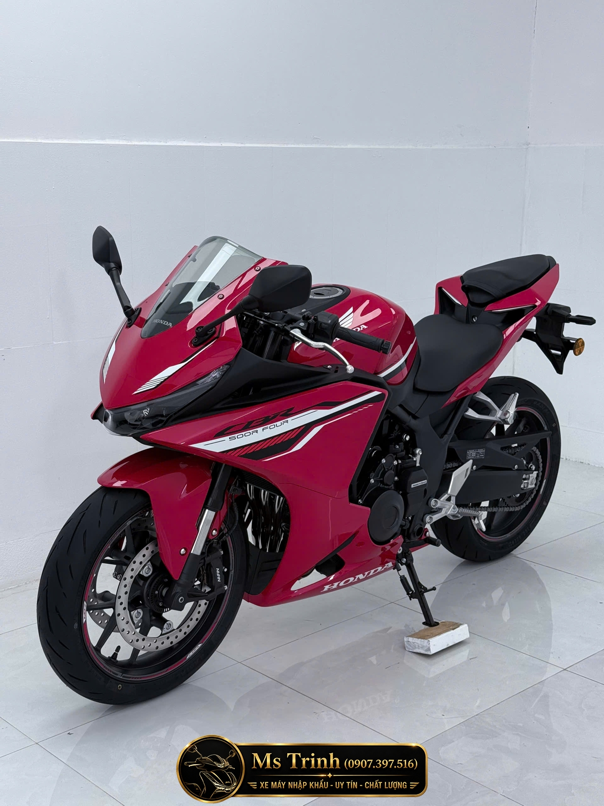 Honda CBR500R Four 2026 màu đỏ góc trước phải khoe phuộc trước và mâm xe thể thao