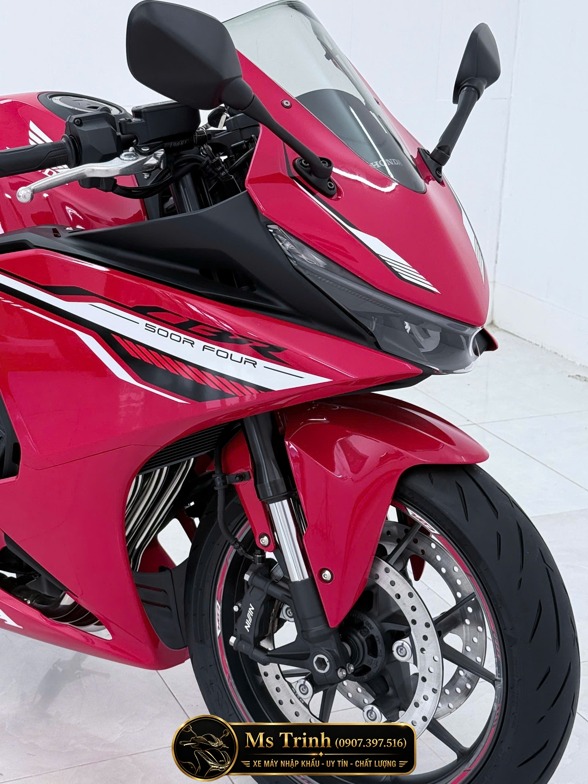 Cận cảnh bánh trước Honda CBR500R Four màu đỏ cùng phanh đĩa đôi và phuộc USD.