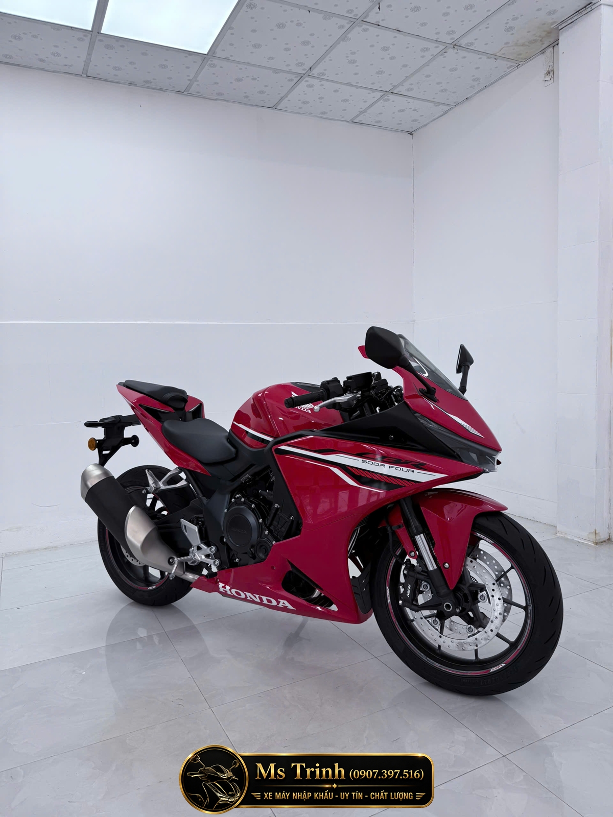 Góc chéo trước Honda CBR500R Four màu đỏ khoe cụm đèn LED và dàn áo thể thao.