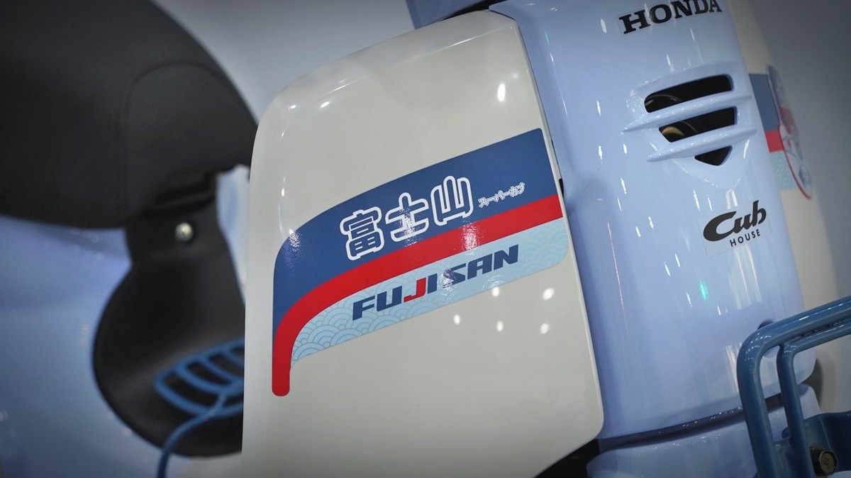 Hình Núi Fuji (富士山) nổi bật trên nền sóng nước