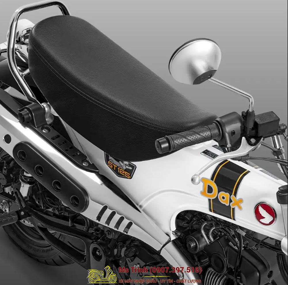 Yên xe của Honda Dax 125 Original được thiết kế dài với lớp đệm dày 