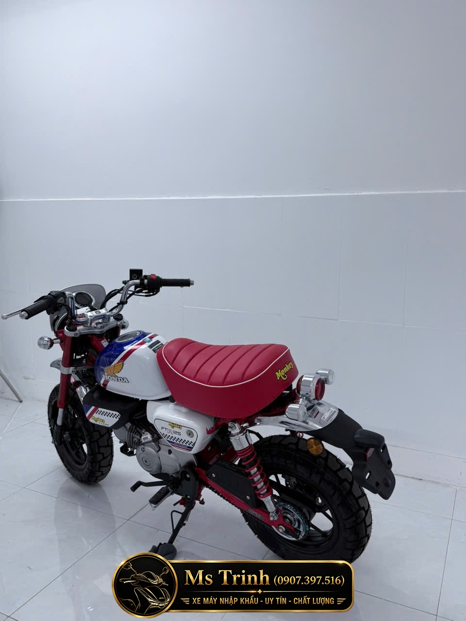 onda Monkey FTR125 nhìn chéo sau nổi bật với yên thêu logo Monkey và giảm xóc đỏ đồng bộ