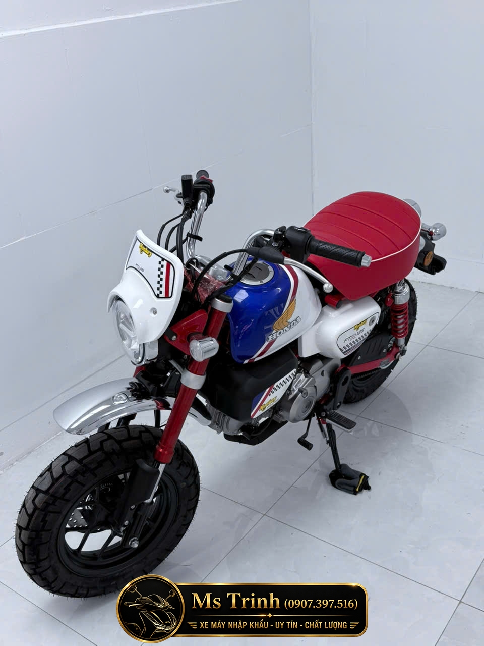 góc nhìn từ trên Honda Monkey FTR125 thể hiện bình xăng ba màu và yên đỏ nổi bật