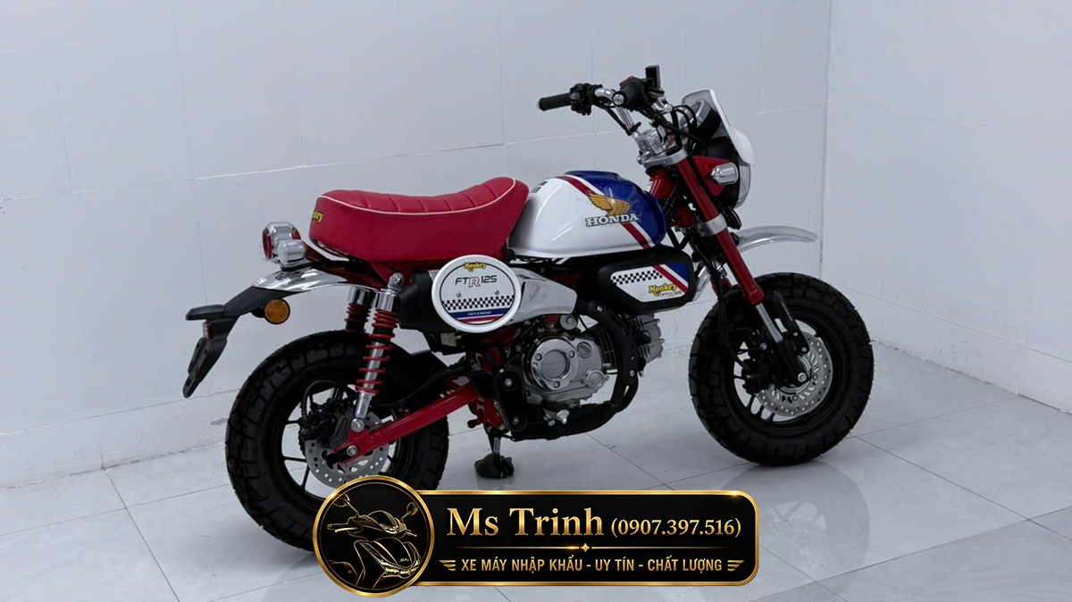 Honda Monkey FTR125 góc chéo sau nổi bật với yên đỏ và bộ tem phong cách tracker độc đáo