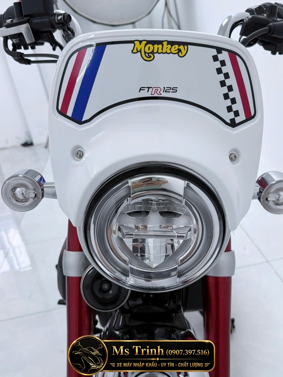 cận cảnh đầu xe Honda Monkey FTR125 với mặt nạ tracker và đèn LED tròn hiện đại