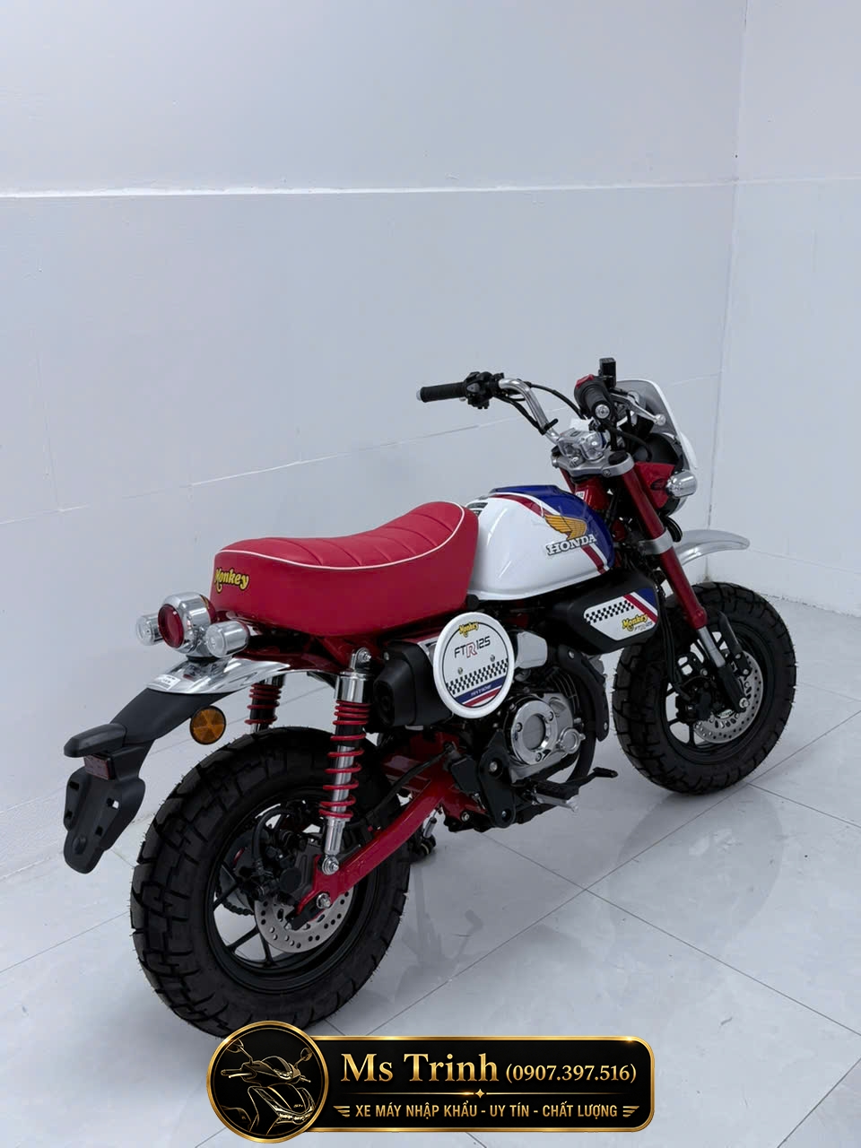 góc nhìn phía sau Honda Monkey FTR125 khoe yên đỏ nổi bật và thiết kế gọn gàng cá tính