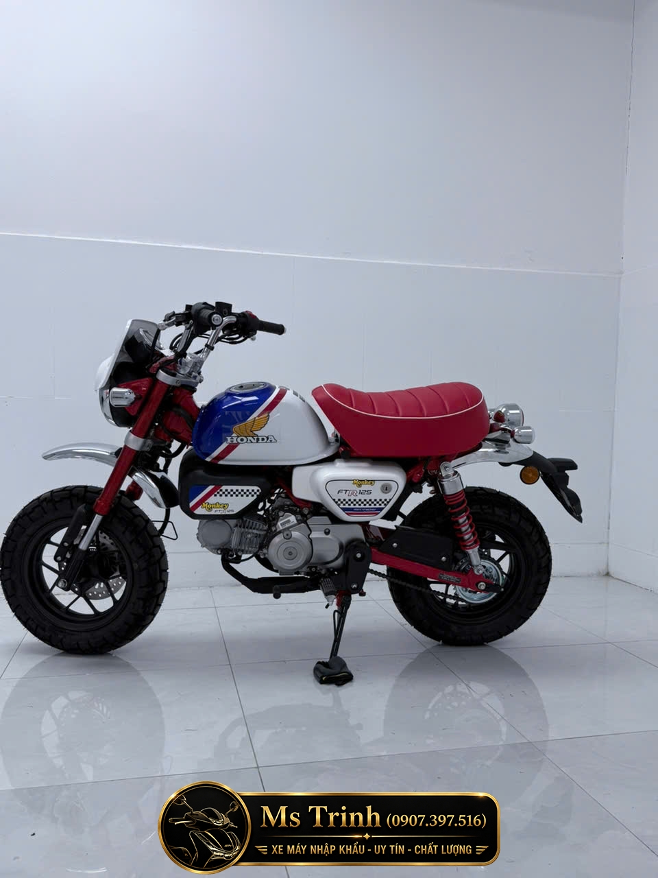 Honda Monkey FTR125 góc nghiêng phải thể hiện thiết kế cân đối cùng phối màu nổi bật
