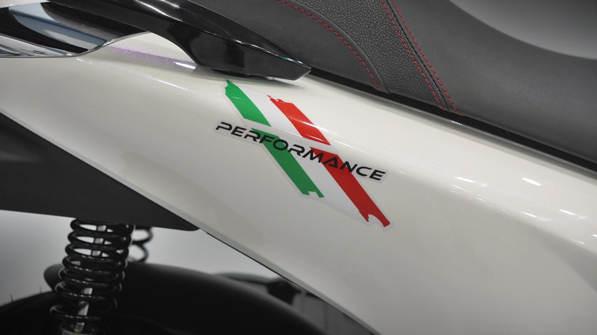 Chọn Honda SH150 Trắng Pha Lê Nhập Ý