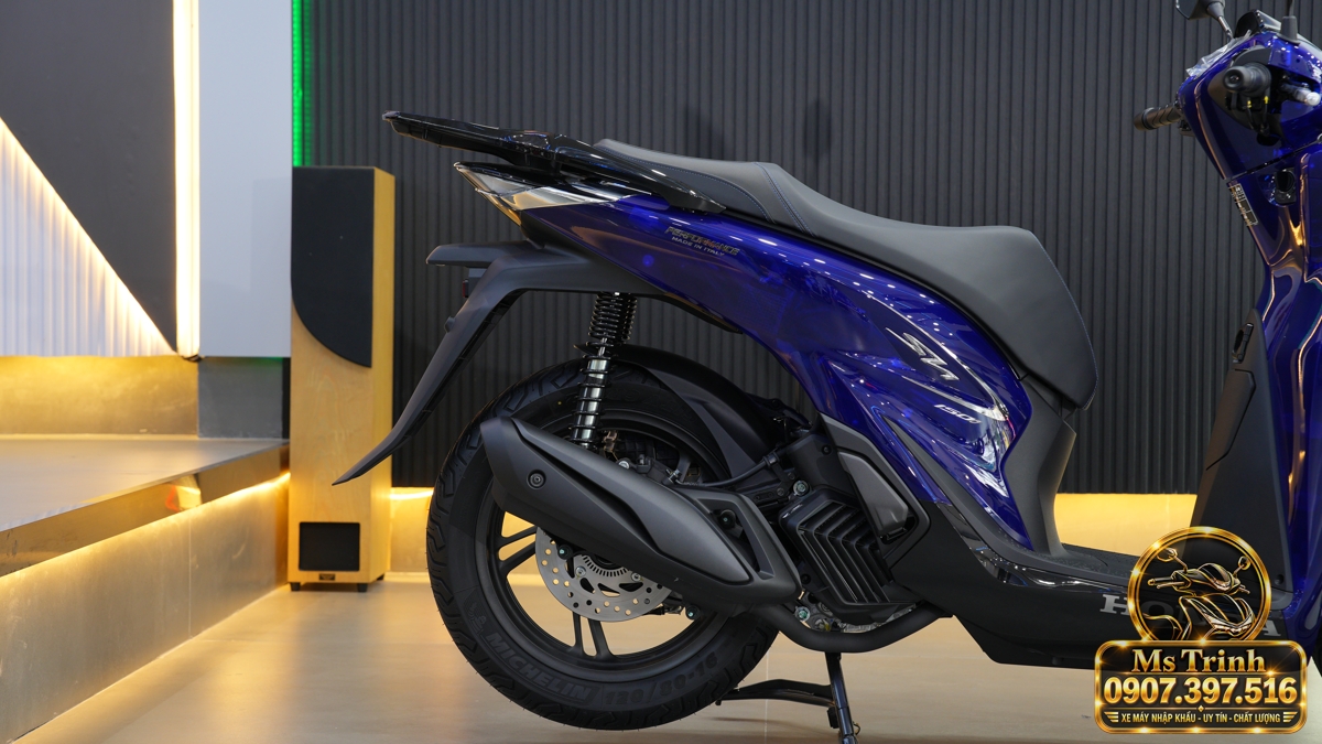 Honda SH150 Vetro Blue 2027 nhìn ngang bên phải, thấy rõ thân xe và ống xả Honda SH150 Vetro Blue 2027 nhìn ngang bên phải, thấy rõ thân xe và ống xả