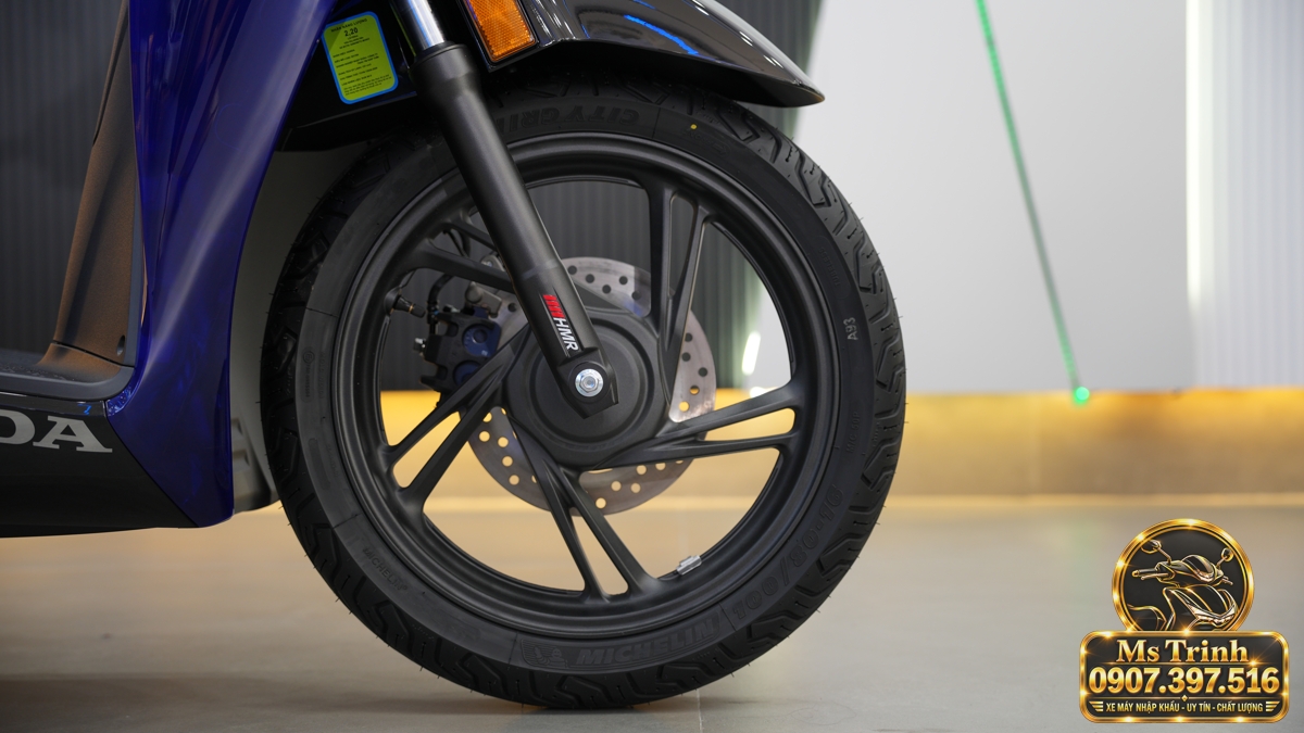 Bánh trước Honda SH150 Vetro Blue 2027 với mâm đen và hệ thống phanh đĩa Bánh trước Honda SH150 Vetro Blue 2027 với mâm đen và hệ thống phanh đĩa