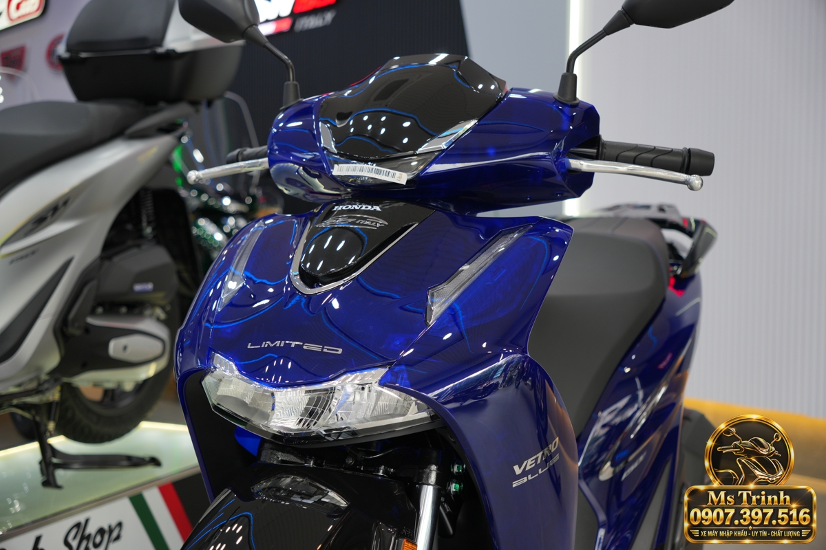 Cận cảnh mặt nạ Honda SH150i Ý Vetro Blue với ốp đen bóng và logo Honda Cận cảnh mặt nạ Honda SH150i Ý Vetro Blue với ốp đen bóng và logo Honda