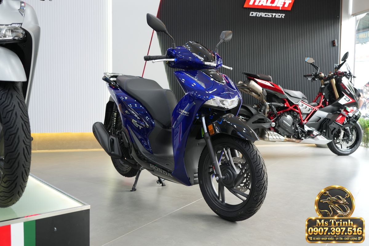 Honda SH150i Vetro Blue Sapphire 2027 trưng bày tại showroom, nhìn từ góc nghiêng phía trước Honda SH150i Vetro Blue Sapphire 2027 trưng bày tại showroom, nhìn từ góc nghiêng phía trước