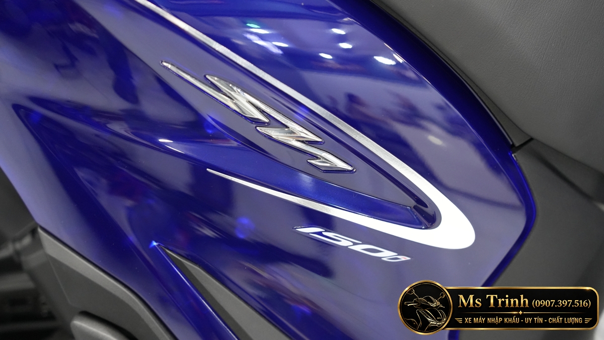 Cận cảnh logo SH150i trên dàn áo xanh Sapphire của Honda SH150 Vetro Blue 2026 Cận cảnh logo SH150i trên dàn áo xanh Sapphire của Honda SH150 Vetro Blue 2026