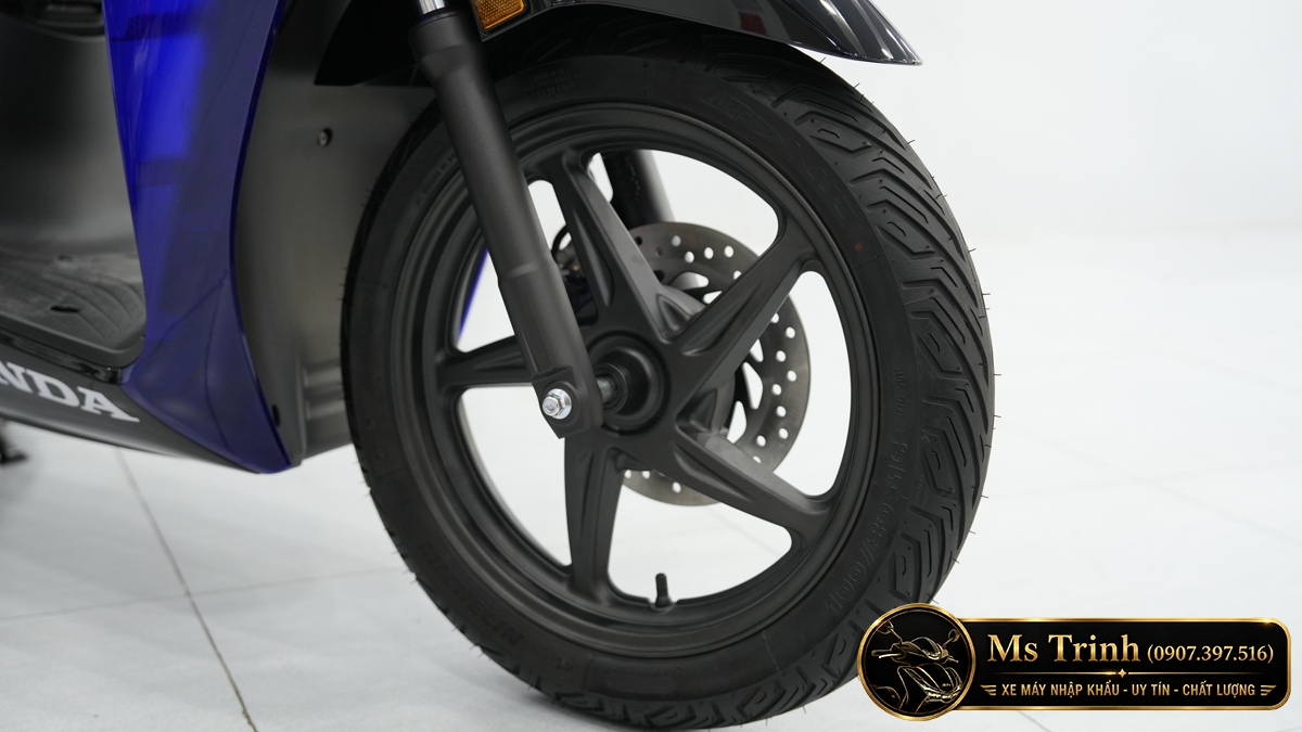Mâm 5 chấu trước Honda SH150 Vetro Blue màu đen kết hợp lốp và phanh đĩa Mâm 5 chấu trước Honda SH150 Vetro Blue màu đen kết hợp lốp và phanh đĩa