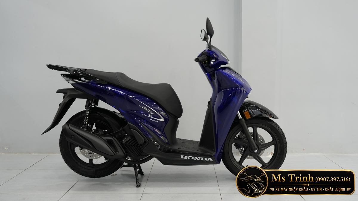 Toàn cảnh phía trước Honda SH150 Vetro Blue Sapphire 2026 với vóc dáng cao ráo đặc trưng Toàn cảnh phía trước Honda SH150 Vetro Blue Sapphire 2026 với vóc dáng cao ráo đặc trưng